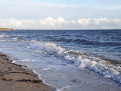 Strand mit Meereswellen