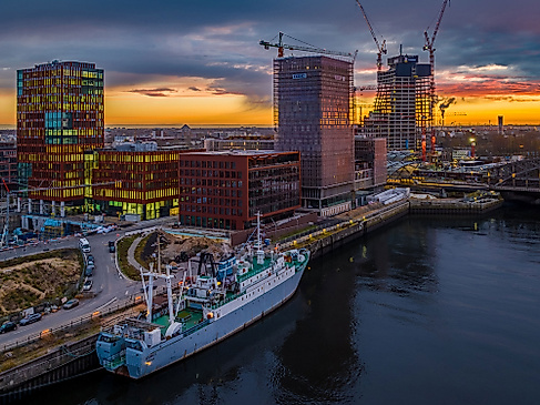 MS Stubnitz bei Sonnenuntergang