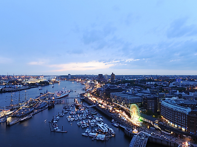 Abendblick auf den Hamburger Hafen mit beleuchteter Uferpromenade und festlich geschmückten Schiffen