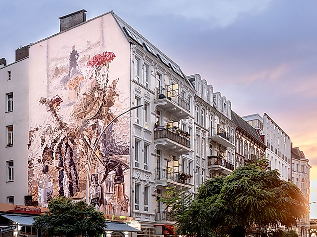 Mural nach Caspar David Friedrich an weißer Hausfassade in Hamburger Wohnstraße bei Abendstimmung