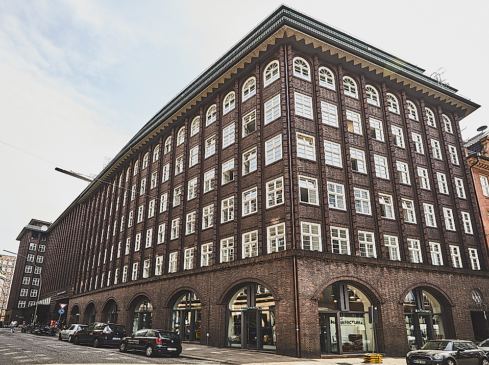 Backsteinfassade des spitzwinkligen Chilehauses in Hamburgs Kontorhausviertel bei Tageslicht