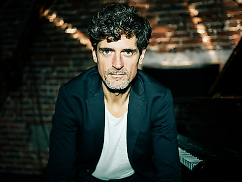 Porträt eines Mannes am Klavier