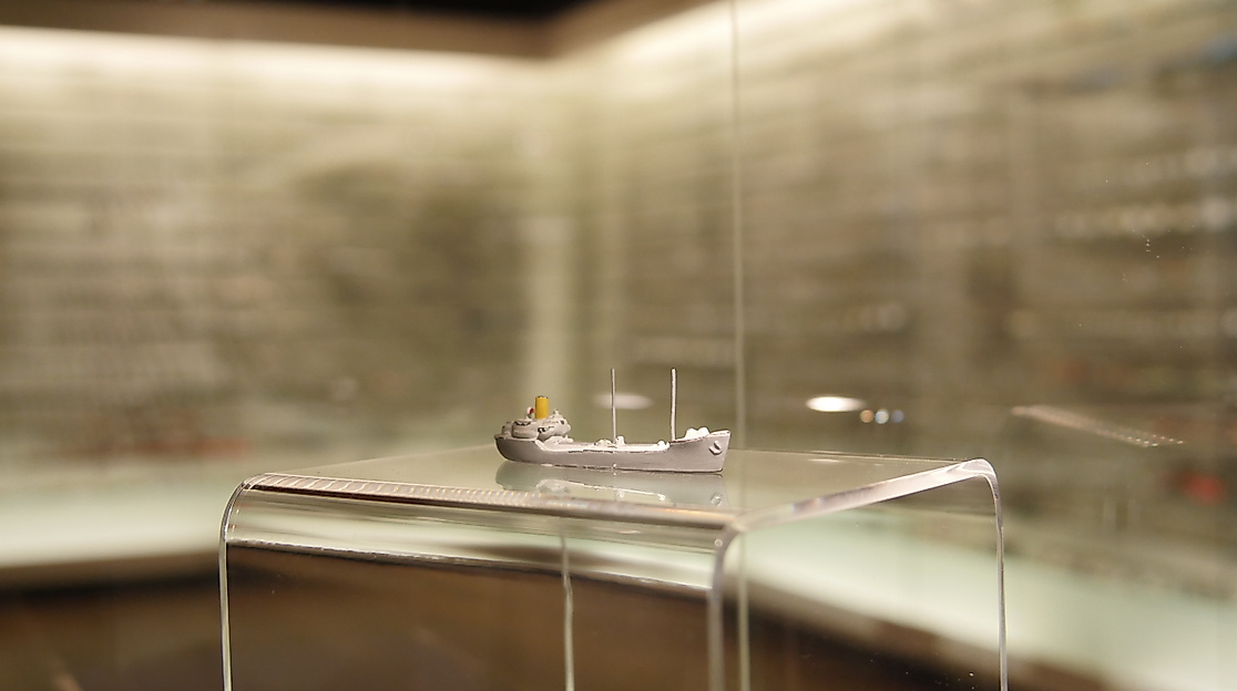 Miniaturschiff in Vitrine
