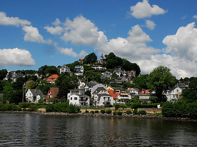Blick auf das Treppenviertel in Hamburg-Blankenese mit weißen Häusern am Elbhang bei Sonnenschein