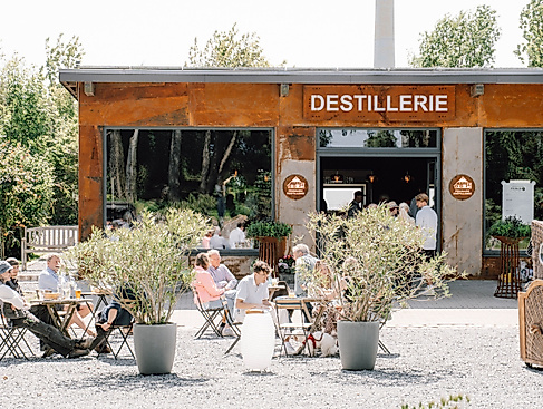 Die Fehmarn Destillerie von außen – mit Außenbereich zum entspannten Sitzen und einem guten Drink in der Hand.