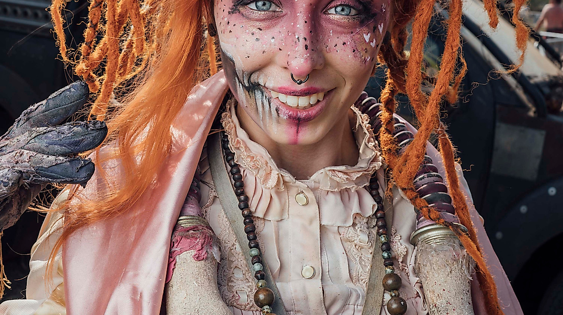 Festivalbesucherin in aufwendigem Fantasy-Kostüm mit Gesichtsbemalung beim Wacken Open Air