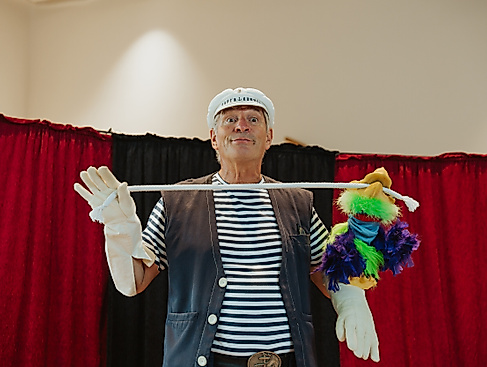 Käptn Kümmel 2024 Mann zaubert mit Handpuppe © TALB Joelle Dörnath(1)