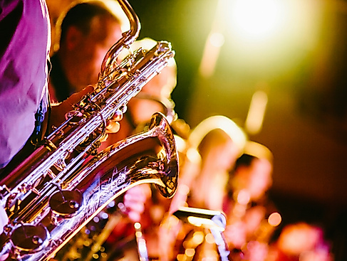 Person die Saxophon spielt