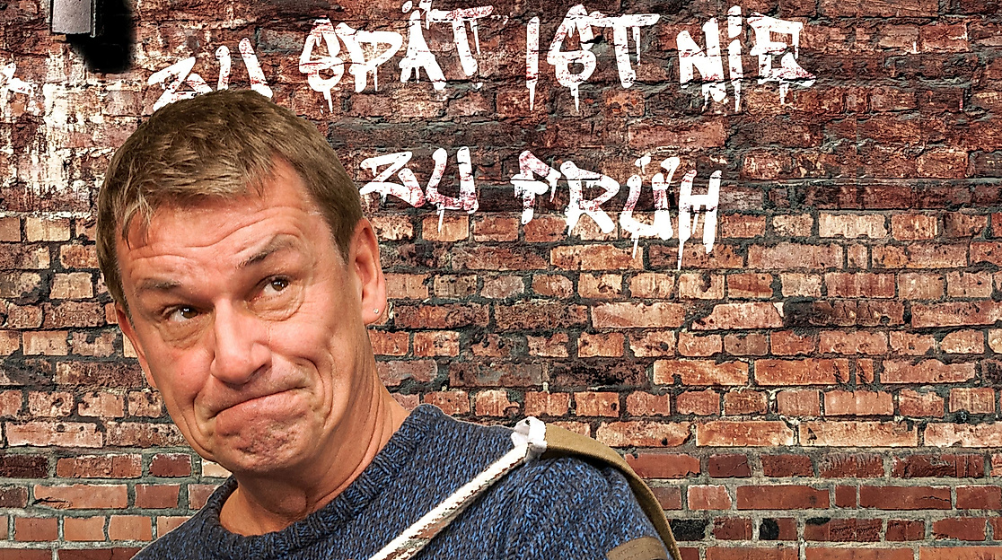 2025_10_08 JPP vor Wand - groß