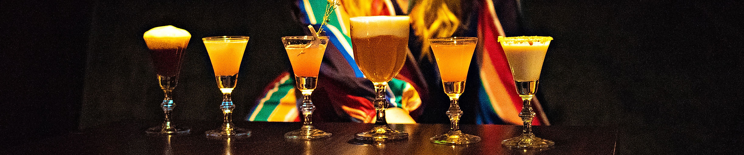 Cocktails in einer Reihe auf einem Tisch in einer Bar