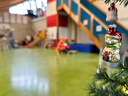 Bastelaktionen zu Weihnachten im Kinderspielhaus
