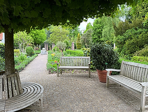 Darf mit Leben gefüllt werden: die Begegnungsbank am Bibelgarten