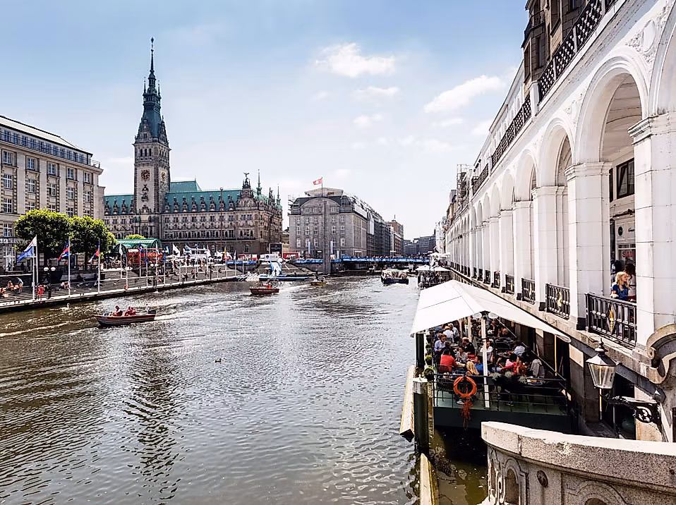Kleine Alster mit Rathaus in Hamburg