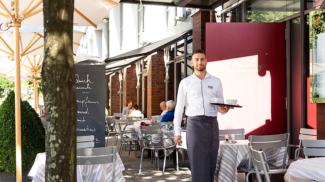 The MADISON Hotel Hamburg: Terrasse