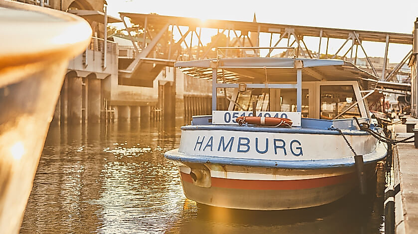 Kleines Boot in Hamburger Barkasse mit Aufschrift Hamburg