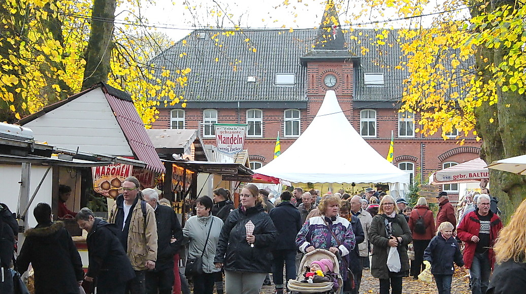 Viele Aussteller bieten Ihre Waren und Handwerkskunst auf dem weitläufigen Gelände und in den schönen Gebäuden an.