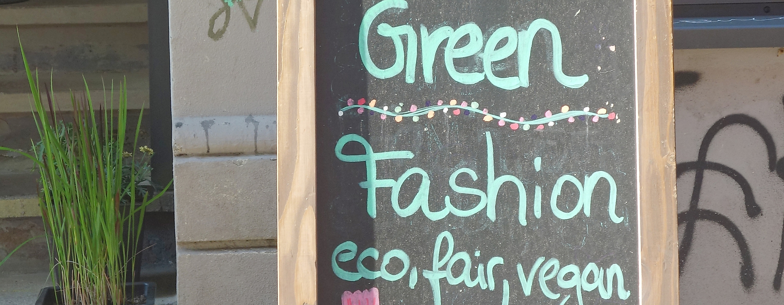 aufgestelltes-schild-vor-dem-geschaefts_c-mr-mrs-green