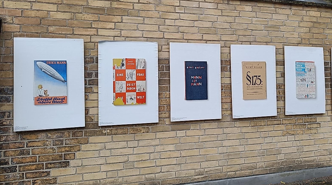 Kunstwerk von Antje Kelm, Teil der Ausstellung FIRE am Mahnmal St. Nikoilai. Plakate mit Covernvon Büchern, die die Nazis 1933 verbrannt haben.