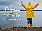 Ein Friesennerz bringt Farbe in einen grauen Tag.