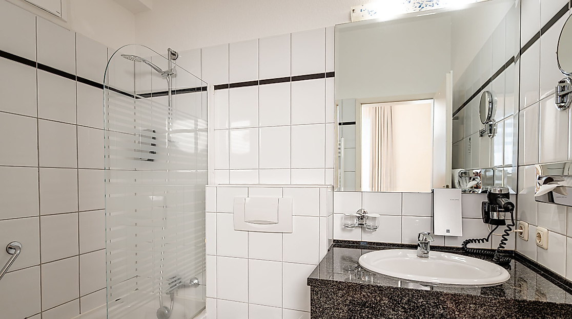 relexa hotel Bellevue Hamburg: Bad Doppelzimmer