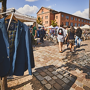 Besucher:innen stöbern bei Sonnenschein über den Flohmarkt Flohschanze am Lattenplatz in Hamburg