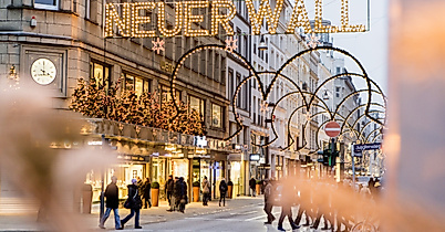 Weihnachtlich beleuchtete Luxus-Einkaufsstraße Neuer Wall mit festlicher Lichtdekoration und Passanten