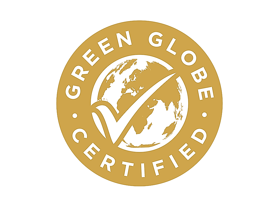 Rundes Siegel „Green Globe Certified“ mit Weltkugel und Häkchen, Zeichen für nachhaltige Zertifizierung.