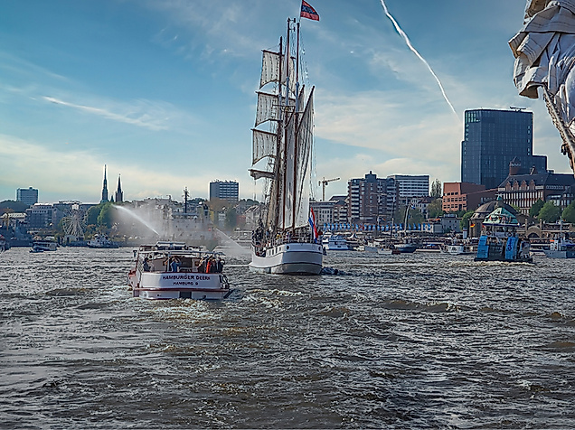HAFENGEBURTSTAG Einlaufparade auf der Loth Loriën