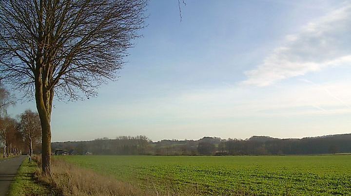 Kirche, Café, Hügelgräber