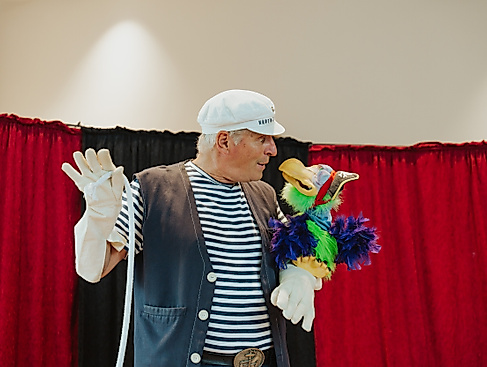 Käptn Kümmel 2024 Mann zaubert mit Handpuppe © TALB Joelle Dörnath