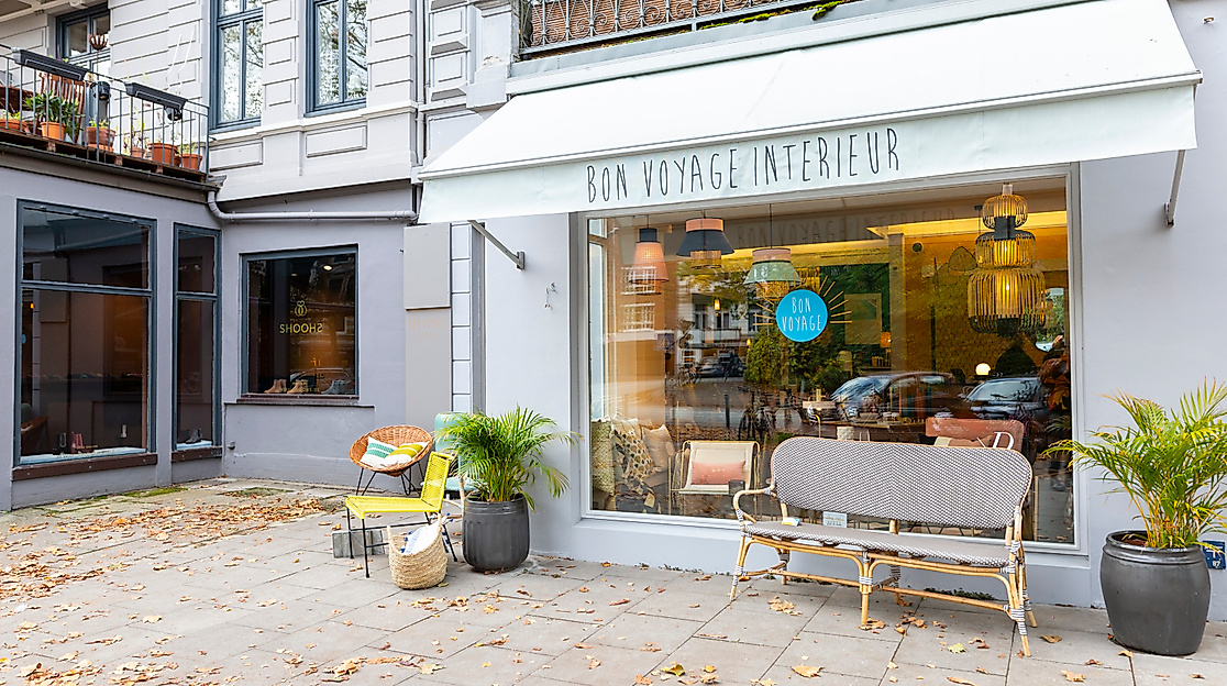 Schaufenster des Bon Voyage Interieur in Eimsbüttel-Eppendorf mit stilvoller Deko und herbstlichem Vorplatz