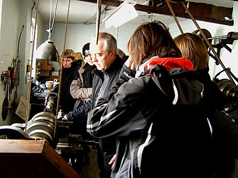 Besucher in der historischen Betriebsschlosserei der ehemaligen Drahtstifte-Fabrik, 2011