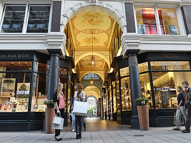 Einkaufende vor dem Eingang der Mellin-Passage mit beleuchteter Gewölbedecke in Hamburg