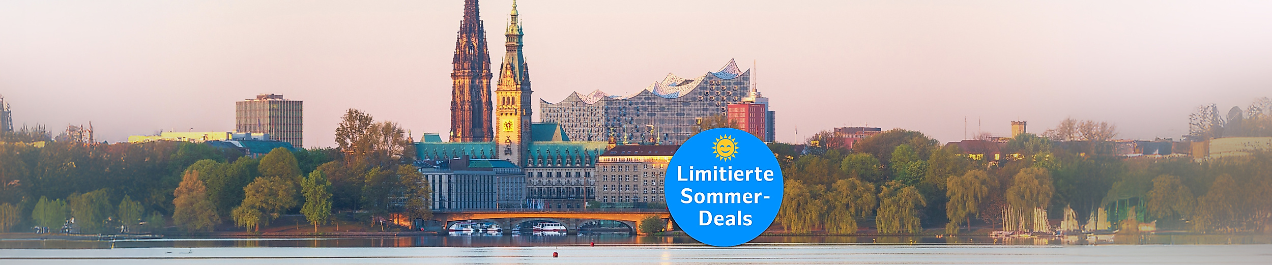 Alster mit der Hamburger Skyline in sommerlicher Abendstimmung