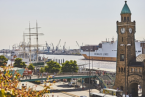 Uhrturm der Landungsbrücken mit Museumsschiff Rickmer Rickmers und Blick auf die Elbe