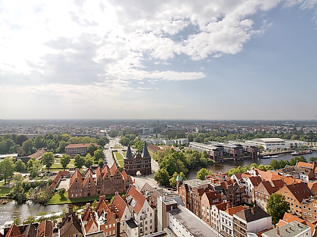 Panoramablick auf Lübeck Richtung Holstentor