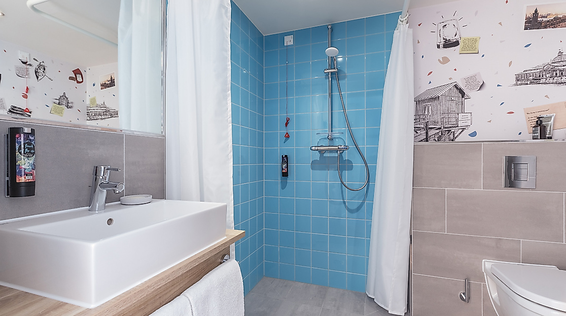 Holiday Inn - the niu, Yen Hamburg: Barrierefreies Bad