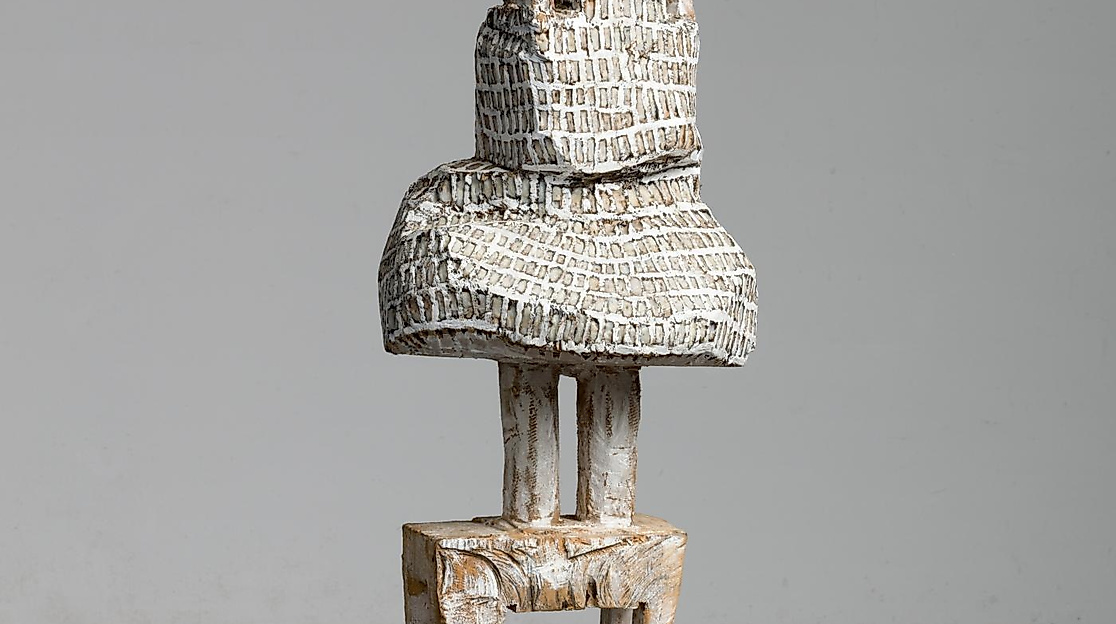 Stehende Figur im Kleid