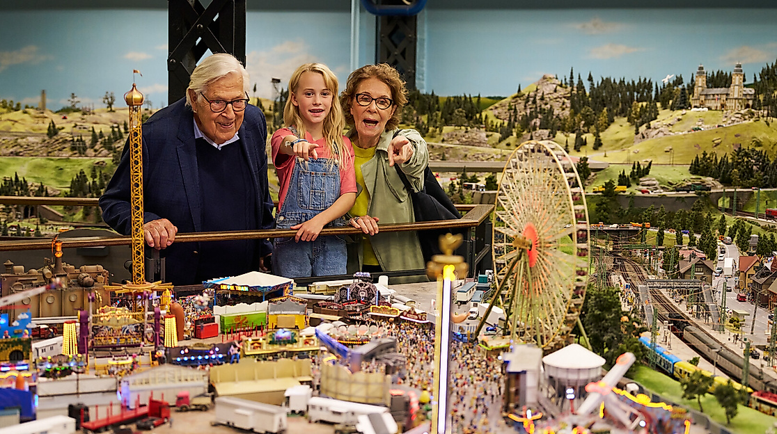 Großeltern mit Mädchen im Miniatur Wunderland
