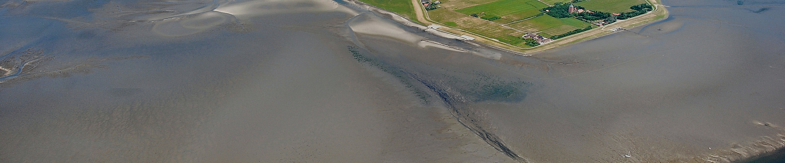 Luftaufnahme der Hallig Neuwerk im Wattenmeer bei Ebbe mit grüner Inselmitte und umliegenden Prielen