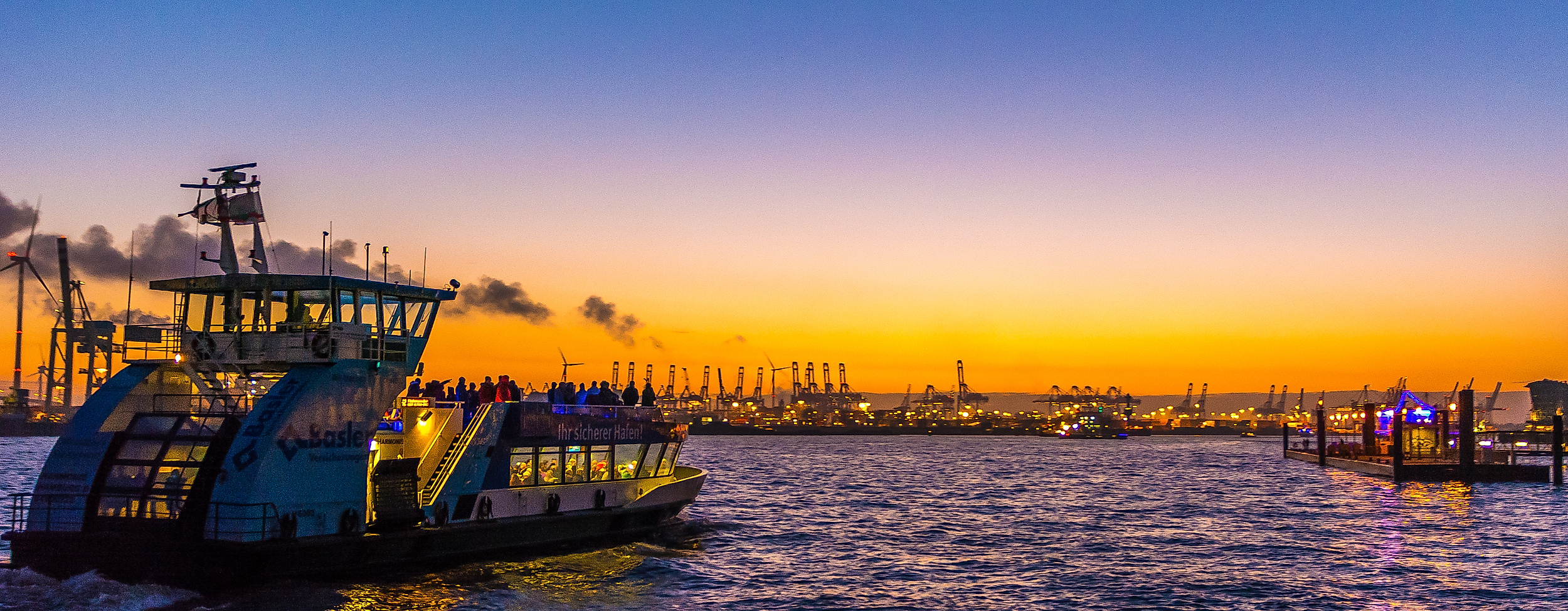 hafenfaehre-im-sonnenuntergang_c-christian-hinkelmann