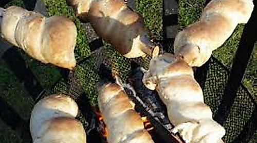 Stockbrotbacken am Lagerfeuer