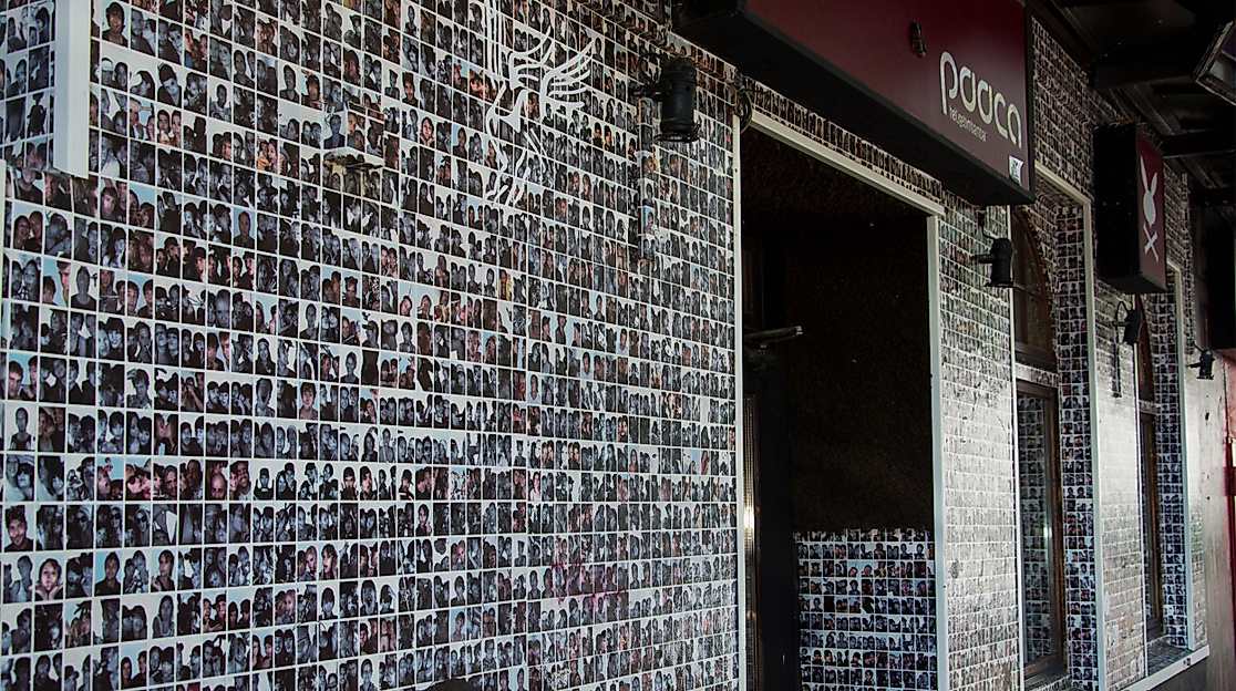 Nahansicht Außenfassade Pooca Bar