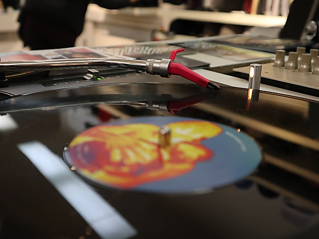 Vinyl-Schallplatte auf Plattenspieler im Hamburger Plattenladen Underpressure mit urbanem Musikfokus