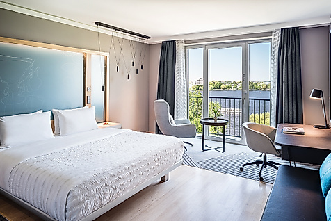 Modernes Zimmer im Hotel Le Méridien Hamburg als Teil des exklusiven Golf City Pakets