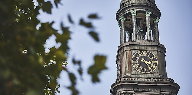 Detailaufnahme des Turms der Kirche St. Michaelis mit Uhr und Aussichtsplattform in Hamburg.