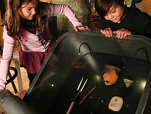 Kinder auf Spurensuche in der Ausstellung