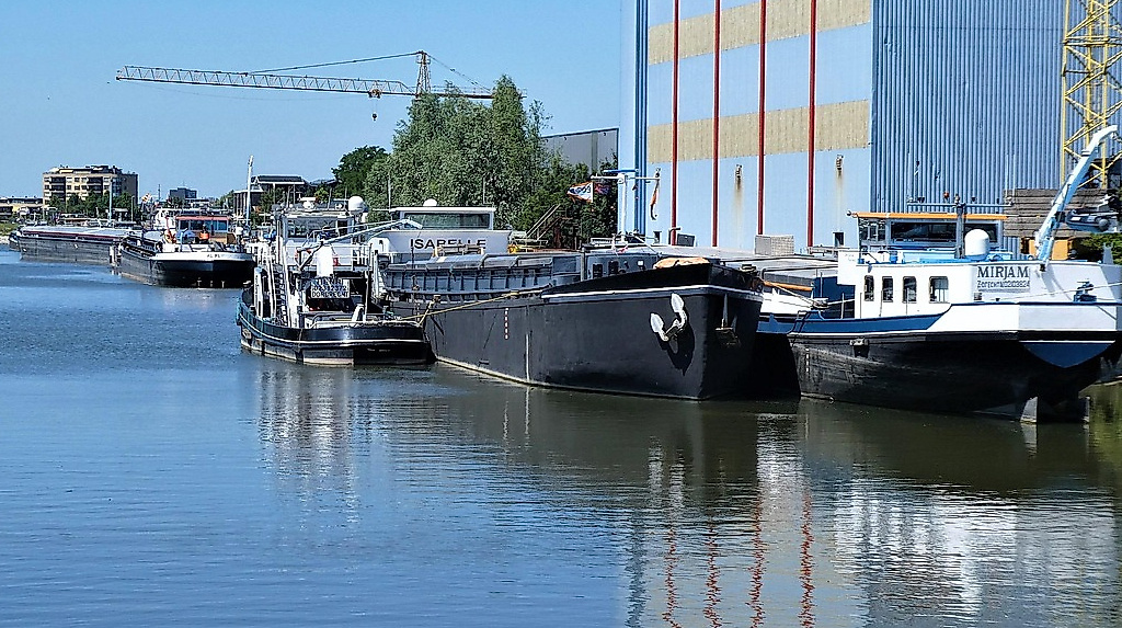 Binnenschiffe auf einem Kanal