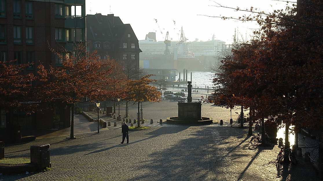 Der Minervabrunnen am Altonaer Fischmarkt mit Blick auf die Elbe (2006)