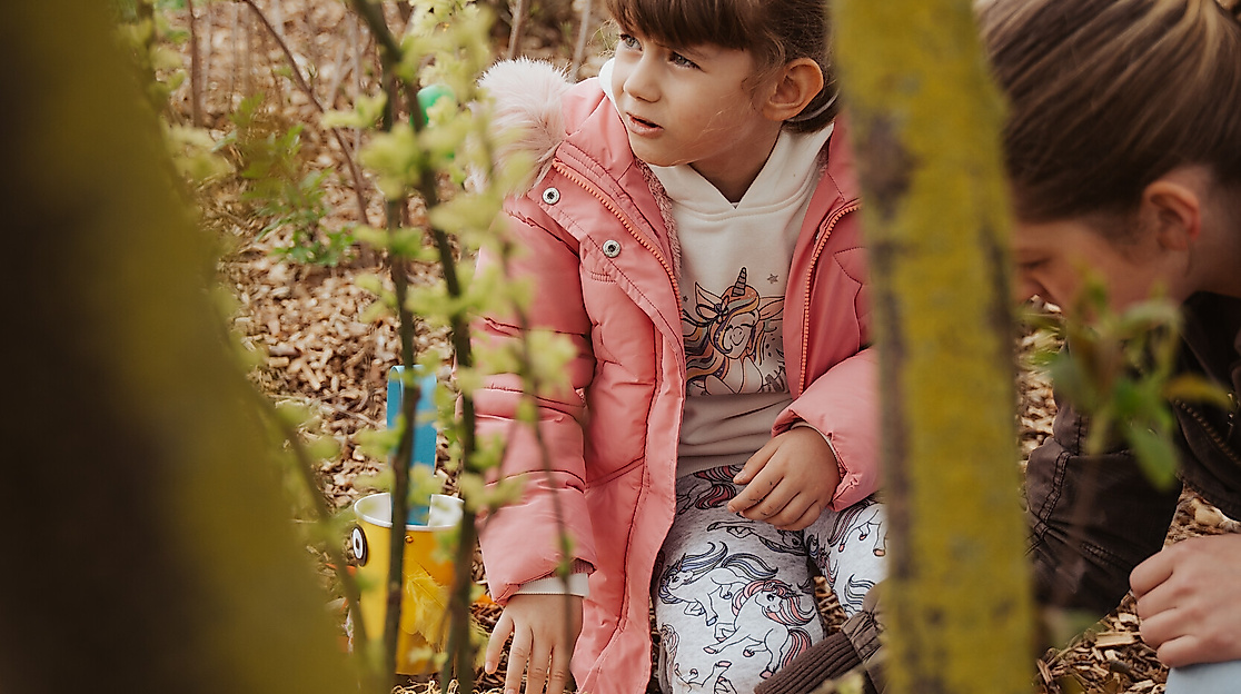 Ostern 2024 Pelzerhaken Familie sucht Eier © TALB Joelle Dörnath